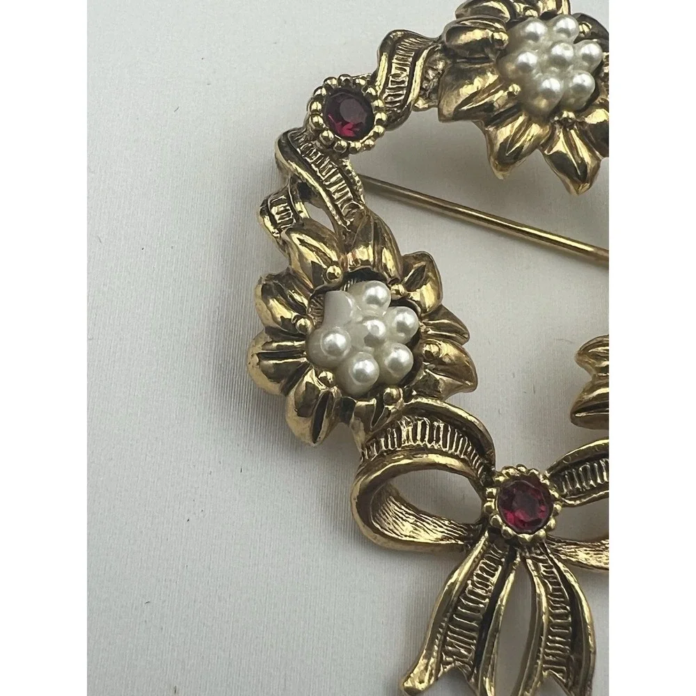 Vintage GAVIN Gold Wreath Brooch Faux Pearl Ruby Rhinestone Bow Size 1.75